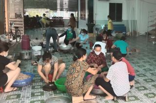 Nghệ An: Cả xóm làm chà bông, xúc xích gửi ra Bắc Giang chống dịch