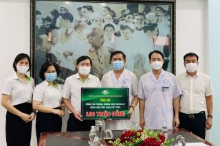 Nhựa Tiền Phong thăm hỏi và động viên các y, bác sỹ bệnh viện Hữu nghị Việt Tiệp