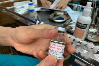 580.000 liều vaccine phòng COVID-19 của AstraZeneca vừa hạ cánh xuống sân bay quốc tế Tân Sơn Nhất