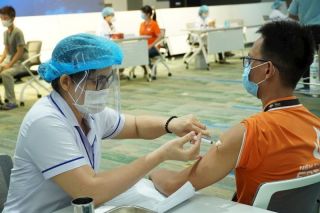TP. Hồ Chí Minh: Gần 100% người trên 18 tuổi đã tiêm mũi 1 vaccine phòng Covid-19