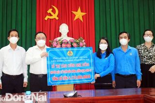 Liên đoàn Lao động tỉnh Đồng Nai tặng hơn 4,1 tỷ đồng cho tuyến đầu chống dịch
