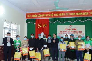 Bí thư Tỉnh ủy Thanh Hóa chung vui Ngày hội Đại Đoàn kết toàn dân tộc với người dân vùng biên giới