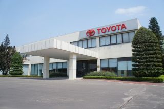 Đại lý Toyota ép khách hàng “mua bia kèm lạc”, cơ quan chức năng cần vào cuộc xử lý triệt để