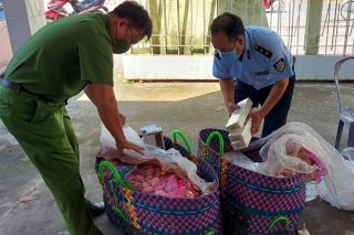 Hơn 1.000 bao thuốc lá điếu nhập lậu được ngụy trang trong giỏ hàng