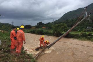 Trước diễn biến cơn bão số 2, Điện lực Thanh Hoá khuyến cáo người dân thực hiện các biện pháp an toàn