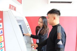 Agribank chuyển đổi số để mang tiện ích đến khách hàng