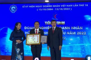 Tổng giám đốc Vina CHG nhận Bằng khen của Chủ tịch UBND TP.HCM và danh hiệu "Doanh nhân tiêu biểu TP.HCM 2022"
