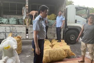 Lực lượng QLTT Hải Dương phát hiện hàng chục tấn quần áo không rõ xuất xứ