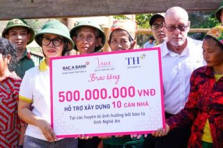 Trao tặng hàng chục ngôi nhà và hàng chục nghìn ly sữa tươi sạch ấm áp tới người dân vùng lũ