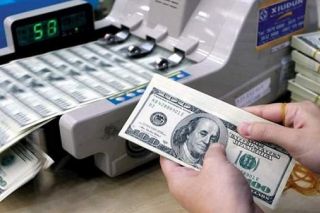 Các ngân hàng đồng loạt niêm yết giá bán USD kịch trần