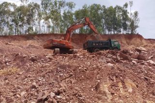Bắt giữ các đối tượng cùng đường dây khai thác đất trái phép với quy mô lớn