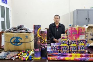 Triệt phá đường dây buôn bán hàng cấm, thu giữ hơn 100 kg pháo và 3 khẩu súng