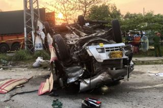 Tai nạn nghiêm trọng giữa xe khách và xe đầu kéo khiến 08 người tử vong