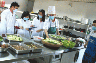 Xử phạt một cơ sở kinh doanh dịch vụ ăn uống vi phạm về lĩnh vực an toàn thực phẩm ở Đắk Nông