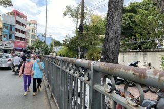 Yêu cầu hoàn trả phần vỉa hè làm nơi trông giữ xe xung quanh các bệnh viện