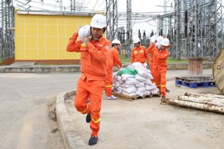 Chủ động các phương án để giữ vững an ninh truyền tải điện trước diễn biến bất thường của mưa lũ