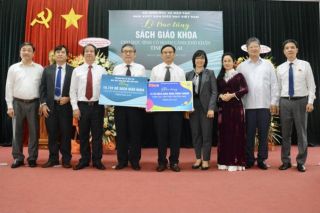 Gia Lai: Trao tặng 18.722 bộ sách giáo khoa cho học sinh nghèo