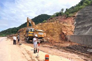 Mưa lũ gây sạt lở nghiêm trọng đoạn La Sơn - Hòa Liên và đèo La Ngà Đà Nẵng