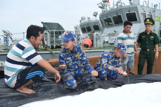 Bắt giữ 1 tàu vận chuyển khoảng 100 tấn phân đạm URÊ không rõ nguồn gốc