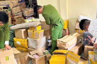 Mua pháo hoa nổ từ một người không rõ lai lịch, tài xế nhận "trái đắng"