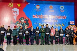 Chương trình “Xuân biên phòng - ấm lòng dân biển” trao 100 suất quà cho hộ gia đình hoàn cảnh khó khăn