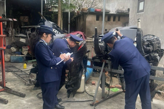 Thu giữ lô hàng máy thủy và xuồng nghi nhập lậu