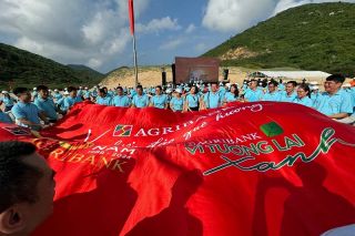 Lễ thượng cờ và tôn vinh lá cờ Tổ quốc lớn nhất Việt Nam