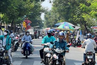 Vì sao tình trạng buôn bán hàng rong bên ngoài chợ Nam Ô ngày chủ nhật vẫn tồn tại?