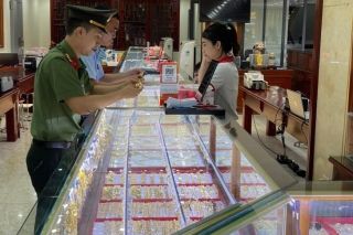 Trình xử phạt 85 triệu đồng đối với doanh nghiệp kinh doanh vàng giả mạo nhãn hiệu