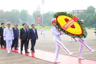 Lãnh đạo Đảng, Nhà nước vào Lăng viếng Chủ tịch Hồ Chí Minh nhân kỷ niệm 49 năm Ngày Giải phóng miền Nam