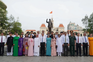 Đoàn đại biểu TP. Hồ Chí Minh dâng hoa, dâng hương tưởng nhớ Chủ tịch Hồ Chí Minh
