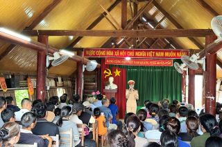 Cảnh sát giao thông Buôn Ma Thuột tuyên truyền, phổ biến pháp luật tại các thôn, buôn