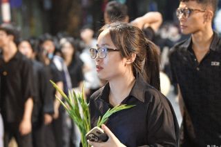 Nhân dân tiếc thương nhà lãnh đạo hết lòng vì nước, vì dân