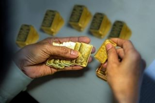 Giá vàng hôm nay 27/10: Vàng SJC tiếp tục giảm, chênh lệch với thế giới vẫn gần 19 triệu đồng/lượng