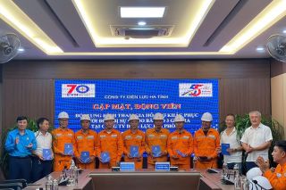 38 “đội xung kích” của EVNNPC lên đường hỗ trợ khắc phục sự cố lưới điện sau bão