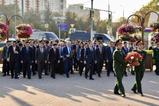 Chủ tịch Quốc hội Trần Thanh Mẫn dâng hoa tại Tượng đài Chủ tịch Hồ Chí Minh ở Moscow