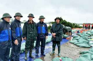 Bắc Ninh: Phó Chủ tịch UBND tỉnh Lê Xuân Lợi kiểm tra công tác đảm bảo an toàn tuyến đê Hữu Cầu và tiêu úng