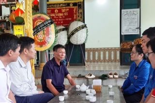 Ủy ban MTTQ tỉnh Thanh Hóa thăm hỏi, động viên, chia buồn với gia đình có người bị đuối nước do mưa lũ