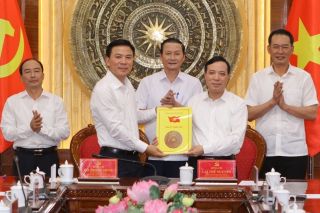 Hội nghị bàn giao nhiệm vụ điều hành công việc của Tỉnh ủy Thanh Hóa