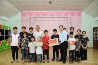 Phó Bí thư Thường trực Tỉnh ủy Lạng Sơn thăm, tặng quà trẻ em nhân dịp Tết Trung thu
