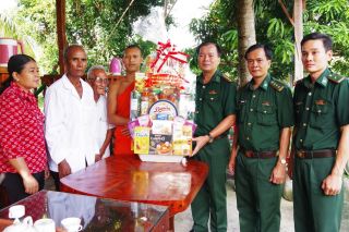 Bộ đội Biên phòng tỉnh An Giang tặng quà chúc mừng Lễ Sen Dolta năm 2024 của đồng bào Khmer