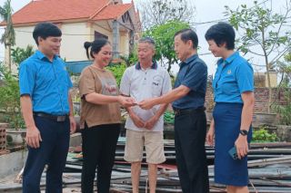 Trạm Kiểm tra tải trọng xe Quảng Ninh: Trao kinh phí hỗ trợ viên chức, người lao động bị ảnh hưởng của bão số 3