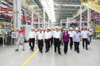 Phó Thủ tướng Thường trực Chính phủ Nguyễn Hòa Bình thăm Nhà máy ô tô Thành Công Việt Hưng