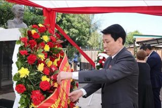 Chủ tịch nước Lương Cường đặt vòng hoa tưởng niệm Chủ tịch Hồ Chí Minh tại Chile