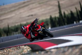 Ducati ra mắt Streetfighter V4S 2025