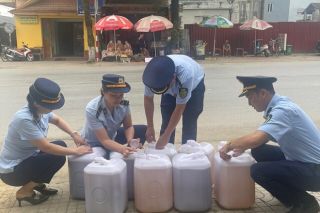 Hà Giang vừa phát hiện và thu giữ 41 can nhựa chứa đầy rượu, không nhãn mác