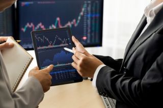 VN-Index hôm nay: Nhà đầu tư cân nhắc giải ngân T+, cổ phiếu nhóm dầu khí và ngân hàng
