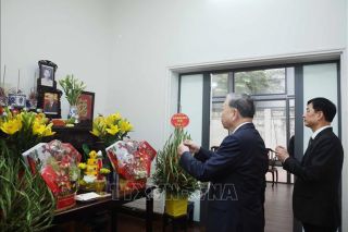 Tổng Bí thư Tô Lâm thắp hương tưởng niệm Tổng Bí thư Nguyễn Phú Trọng