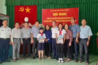 Bộ Tư lệnh Vùng Cảnh sát Biển 3 nhận đỡ đầu con ngư dân tại tỉnh Bến Tre