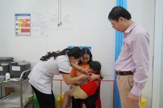 Quảng Bình nỗ lực hoàn thành chiến dịch tiêm vaccine sởi cho trẻ em